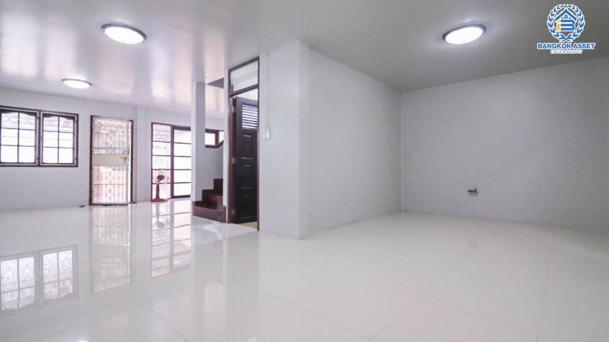 *****ทาวน์เฮ้าส์มือสองย่านนนทบุรี ม.ทิพย์นคร กรุงเทพ-นนทบุรี หลังมุม! เนื้อที่เยอะแบบจัดเต็มถึง 39 ตร.ว. ฟังก์ชัน 3 ห้องนอน 2 ห้องน้ำ 3 ที่จอดรถ บนทำเลเดินทางสะดวก เพียง 550 เมตรก็ถึงรถไฟฟ้าสายสีม่วง "สถานีแยกติวานนท์" และทางด่วน "งามวงศ์วาน" ห้ามพลาด!